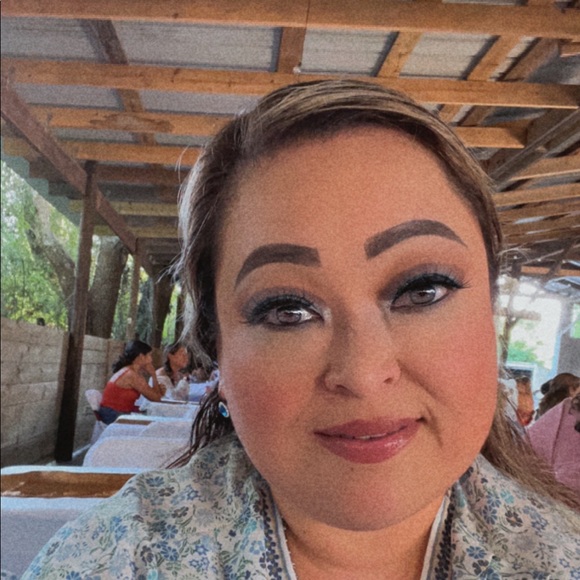 Meet your Posher, Claudia - Picture 2 of 2